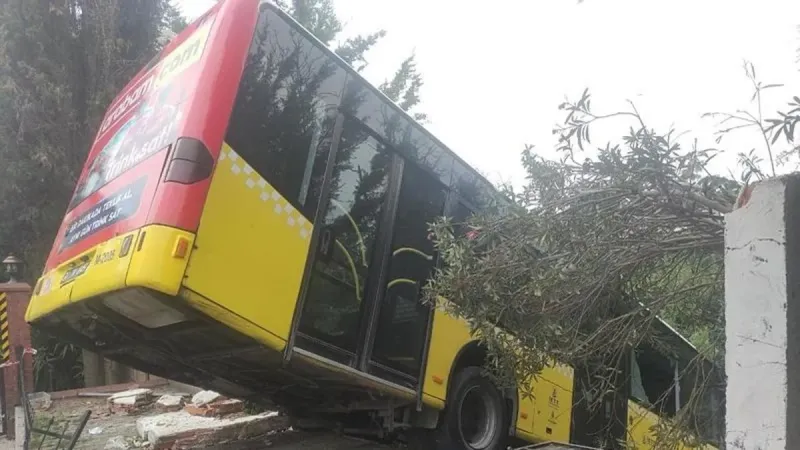 Son dakika! Üsküdar'da İETT kazası kamerada!