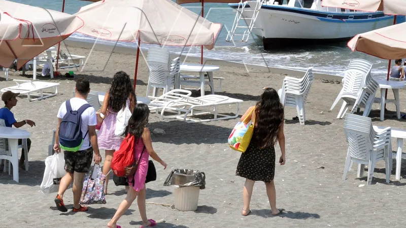 Suriye'de Plajlara Şok Yasak! Erkekler Gömlek, Kadınlar...