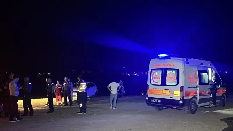 Tekne gezintisi sırasında göle düşen kişi kayboldu