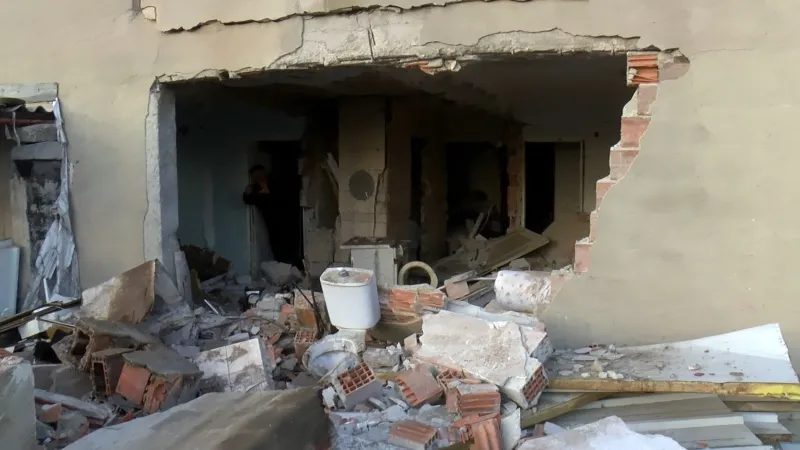 Termosifon bomba gibi patladı; 2 kişi yaralandı