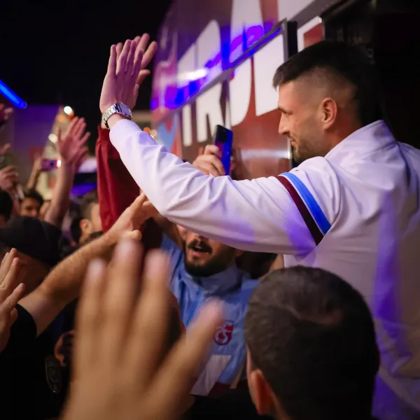 Trabzonspor'a Büyük Destek! Taraftar Takımı Bağrına Bastı