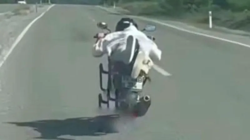 Trafiği böyle tehlikeye attı! Yüzüstü uzanarak motosiklet kullanan sürücüye 45 bin lira ceza