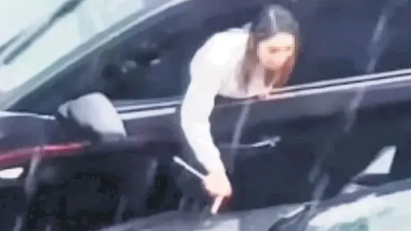 Ceren Bıyıklı Şişli'yi Salladı! Ünlü Oyuncu 5 Araca Mı Çarptı?