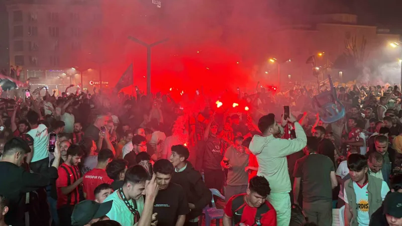 Van Spor FK'nın, 1. Lig'e yükselmesi Van'da coşkuyla kutlandı