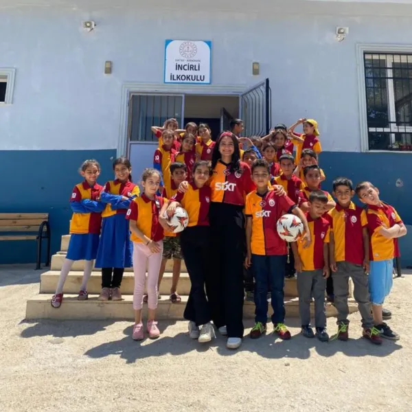 Yunus Akgün'den köy okulundaki öğrencilere hediye