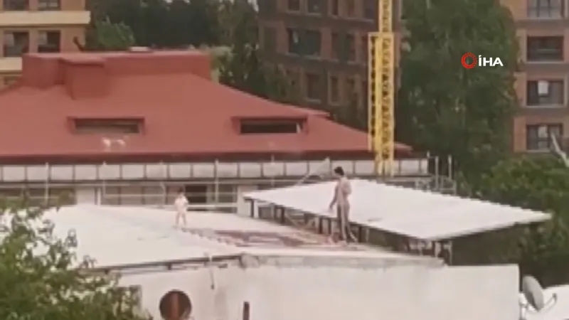 Yürekleri ağızlara getiren anlar! Çocuğu umursamadan çatıda halı yıkadı